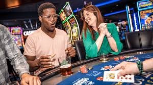 Dealer profesional PMGC di studio live casino amanahtoto